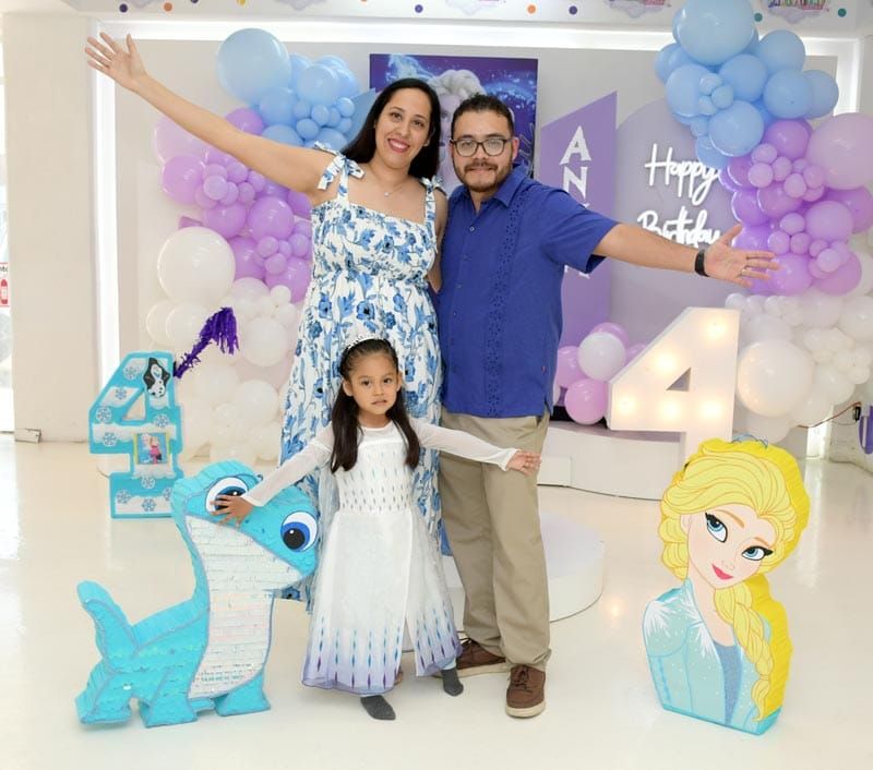 ANYA ES ELSA EN SU FIESTA DE 4 AÑOS