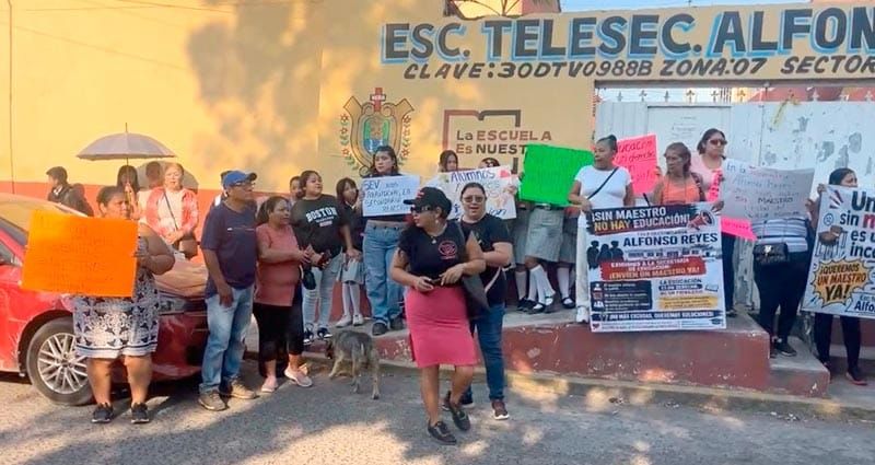 ¡PROTESTAN EN LA ESCUELA! - EN LA  “ARROYO FLORES”