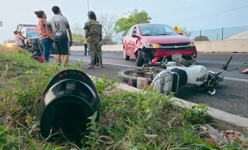 ¡BIKER SE IMPACTÓ CONTRA AUTOMÓVIL QUE CHOCÓ CON MURO DE CONTENCIÓN!