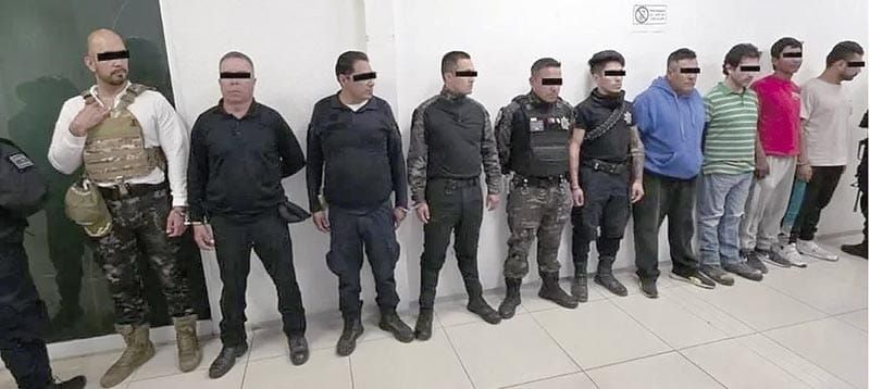 ¡CAEN MANDO Y 5 POLICÍAS POR ROBO A TRÁILER!