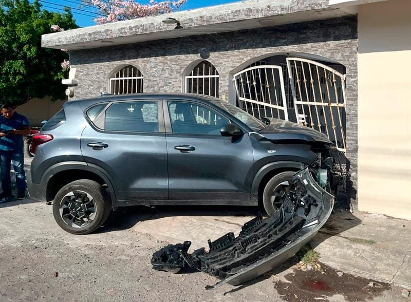 ¡SE PEGAN TRANCAZO DOS CAMIONETAS!