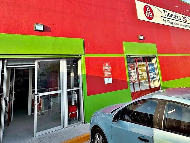 ¡ASALTAN CON CUCHILLO A JOVEN Y SEÑORA AFUERA DE TIENDA 3B!
