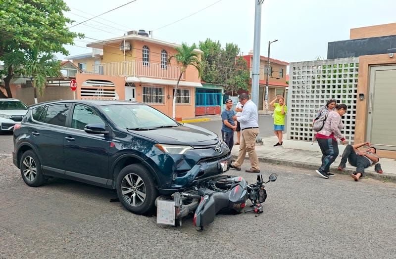 ¡CAMIONETA ARROLLÓ A MOTOCICLISTA EN PLAYA LINDA!