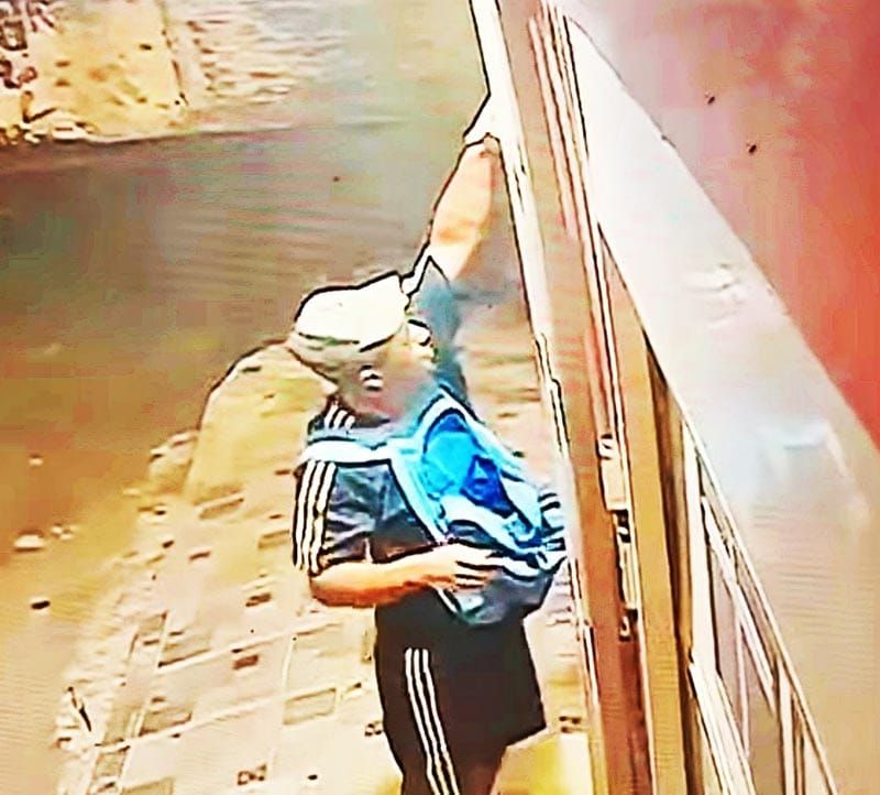 ¡GRABAN A LADRÓN MADRUGADOR ROBANDO EN CASAS EN LOS VOLCANES!