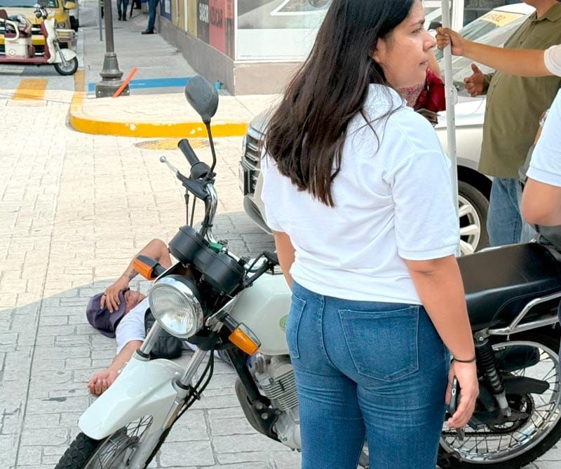 ¡TRABAJADOR DE PARQUÍMETROS TRATÓ DE ESQUIVAR AUTO Y TERMINA DERRAPANDO!