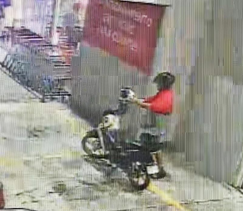 ¡CAPTAN A LADRÓN ROBANDO CASCOS DE MOTOCICLISTA!