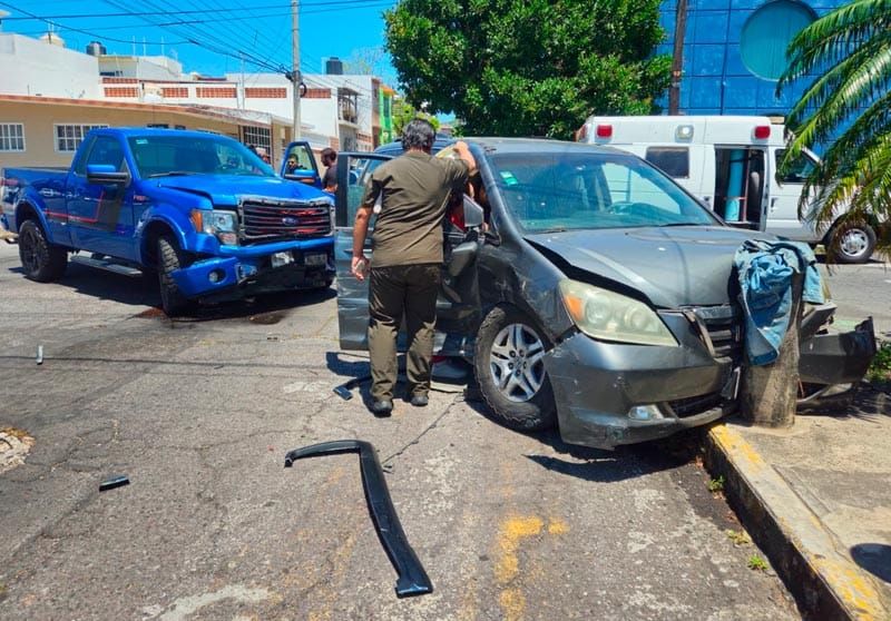 ¡ENCONTRONAZO DE CAMIONETAS EN EL FRACCIONAMIENTO REFORMA!