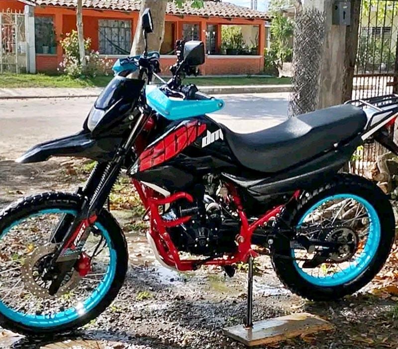 ¡ENTRÓ A COMPRAR Y LE ROBAN LA MOTO!