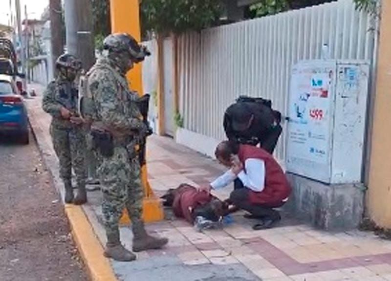 ¡LLEVAN AL HOSPITAL A HOMBRE QUE SUFRÍA CRISIS CONVULSIVA EN LA CALLE!
