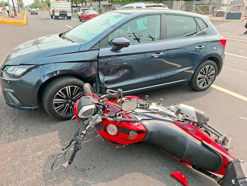 ¡MUJER MOTOCICLISTA HERIDA EN ENCONTRONAZO EN MIGUEL ALEMÁN!