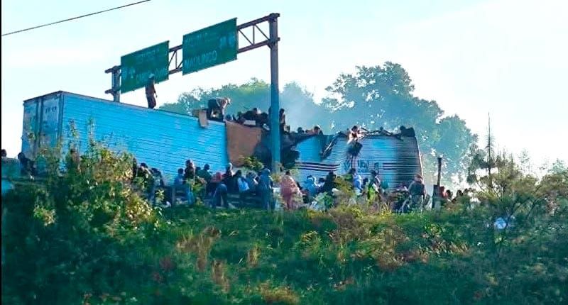 ¡RAPIÑA DE CARNE POR TRÁILER INCENDIADO EN EL FRESNO!
