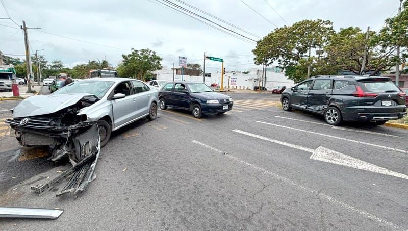 ¡SE DAN TRANCAZO POR SEMÁFORO EN ROJO!