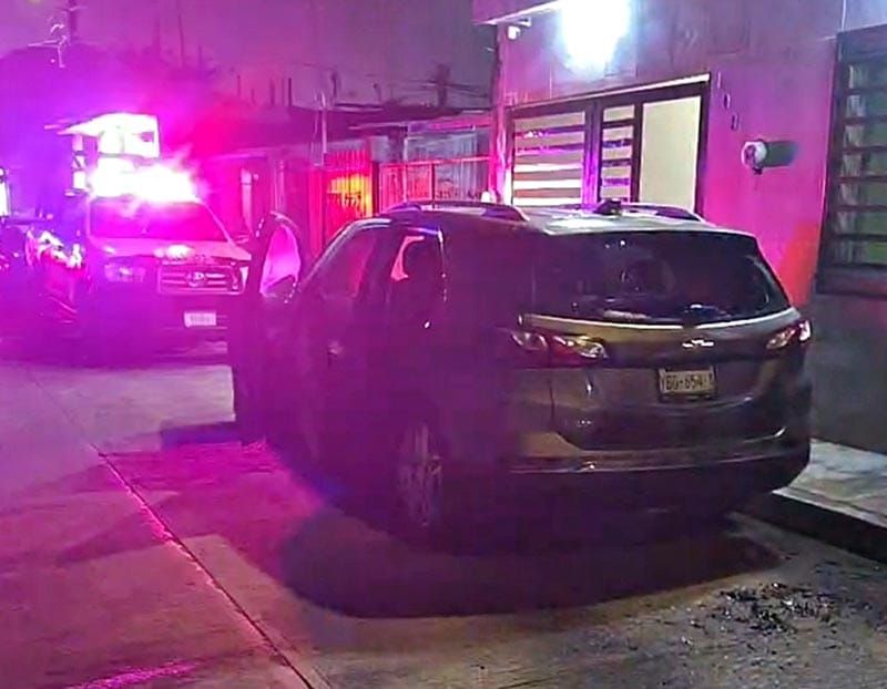 ¡VÁNDALOS EN MOTO QUEMAN CAMIONETA DE LUJO!