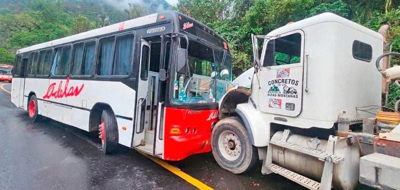 ¡CHOCARON DE FRENTE AUTOBÚS Y REVOLVEDORA!