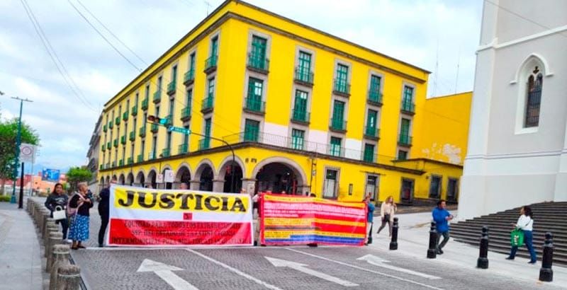 ¡BLOQUEO DE EX POLICÍAS! - *Exigen pagos pendientes desde 2015