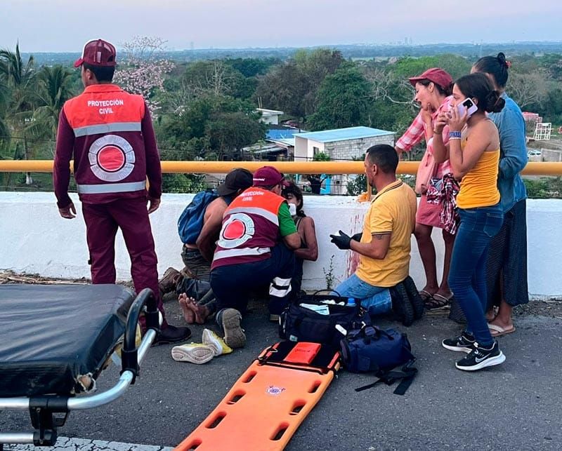 ¡JOVENCITA DERRAPA EN DISTRIBUIDOR VIAL!