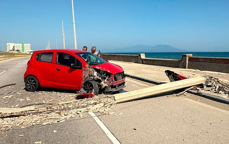¡BORRACHÍN DERRIBA POSTE EN EL MALECÓN!