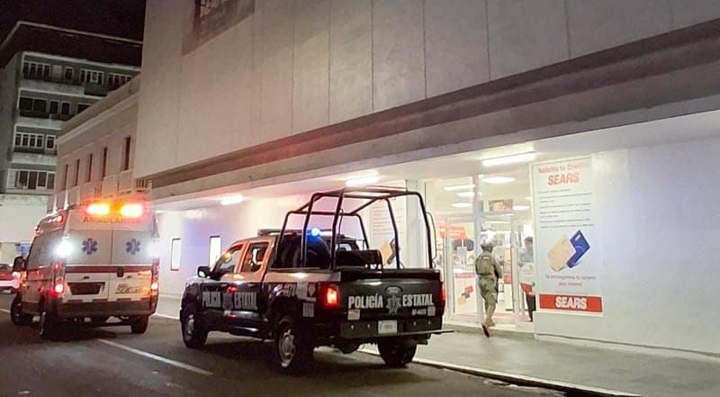 ¡ASALTAN SEARS! - Los dos asaltantes se llevaron en total 166 piezas de joyería de oro de 14 kilates, entre pulseras, cadenas, dijes, aretes y se desconoce el monto del botín