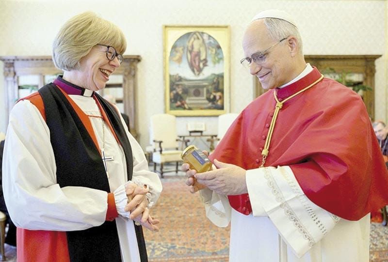 ¡ENCUENTRO HISTÓRICO EN EL VATICANO! - *El Papa recibe a la jefa de la iglesia anglicana, Sarah Mullally