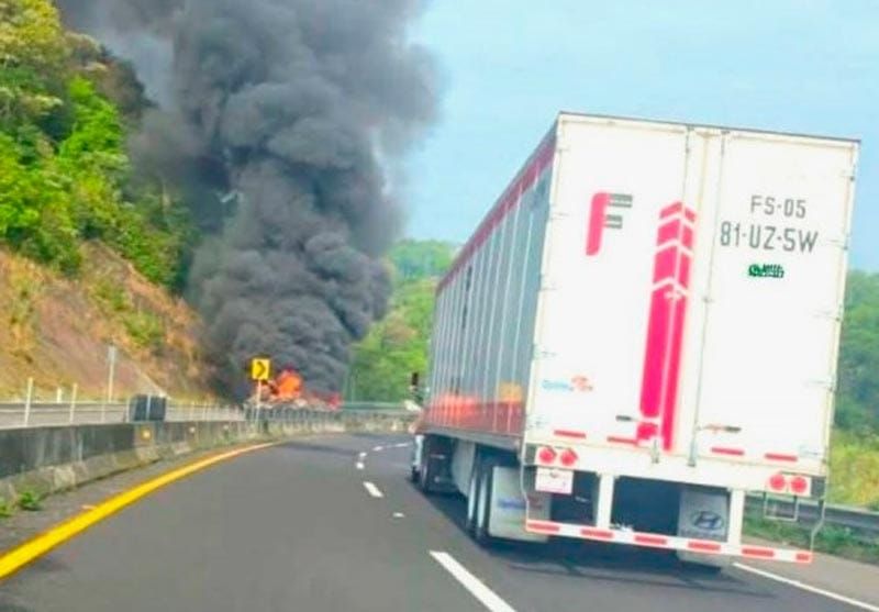 ¡TRAILERO CARBONIZADO! - EL INCENDIO INICIO CUANDO CHOCO CONTRA UN MURO DE CONCRETO EN UNA CURVA