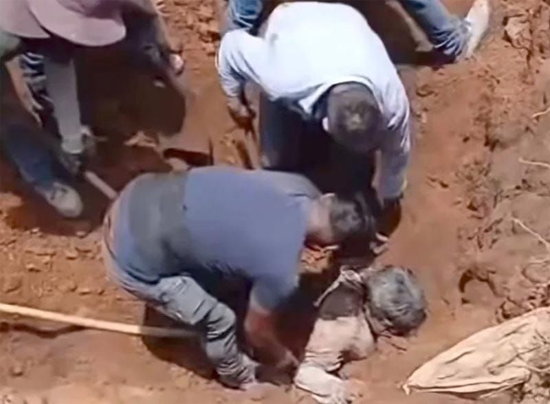 ¡OBRERO MUERE SEPULTADO! - COLAPSÓ UNA PARED DE UNA ZANJA Y TRES HOMBRES QUEDARON BAJO TONELADAS DE TIERRA