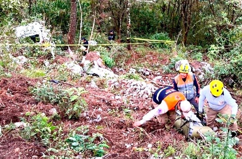 ¡QUE TRAGEDIA: TRES MUERTOS! - UN AUTOMÓVIL CAYO A UN BARRANCO DE 50 METROS DE PROFUNDIDAD