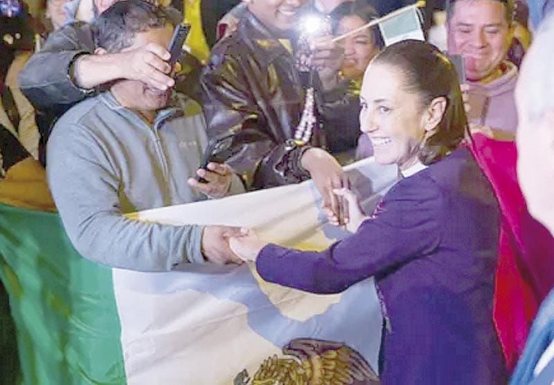 ¡LLEGA SHEINBAUM A ESPAÑA;  “VIVA LA PAZ”, DICE!