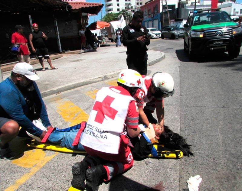 ¡MUJER BIKER CHOCA CONTRA AUTOBÚS Y PIERDE LA VIDA!