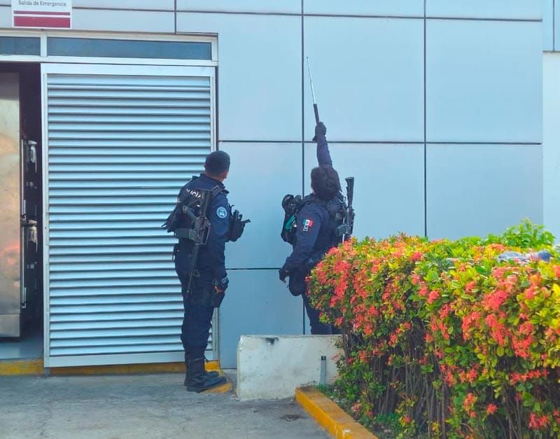 ¡PAREJA SALE DEL BANCO Y ASALTANTES LOS TIROTEAN!