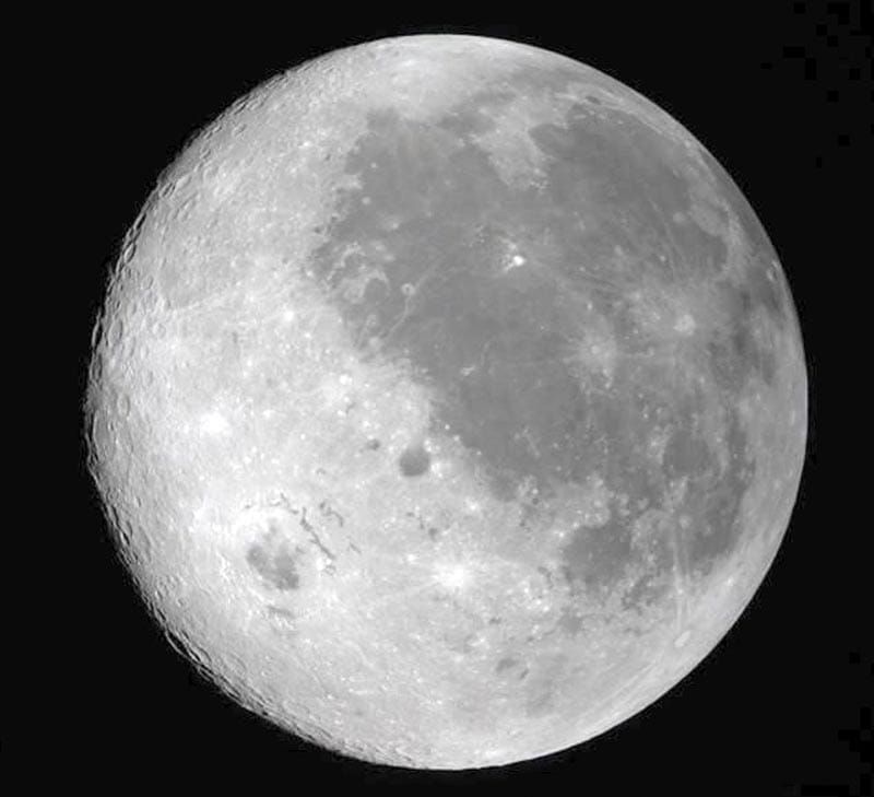 ¡ASTRONAUTAS DE ARTEMIS II ROMPEN RÉCORD ESPACIAL!