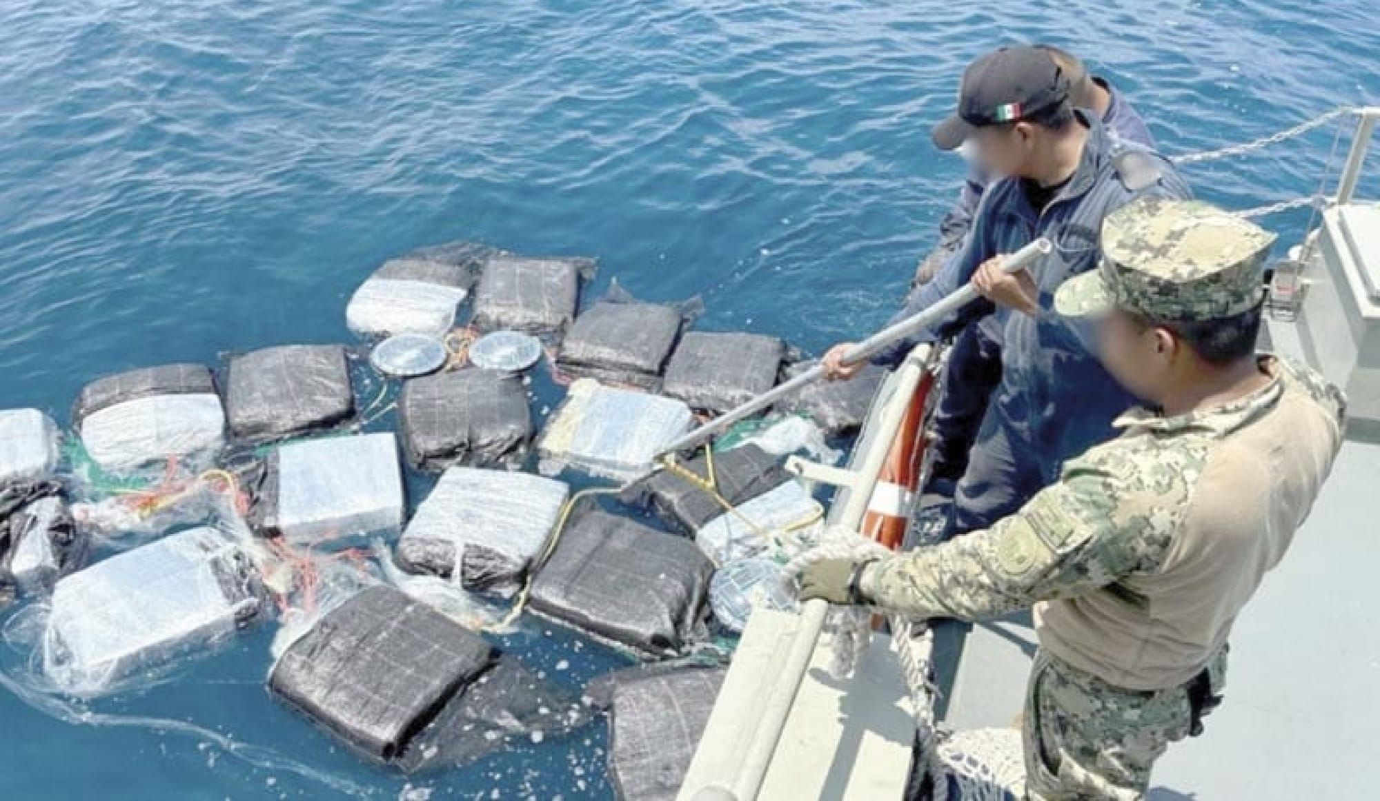 ¡MARINA DETIENE A SEIS EXTRANJEROS Y ASEGURA BARCO CON 18 BULTOS DE DROGA!