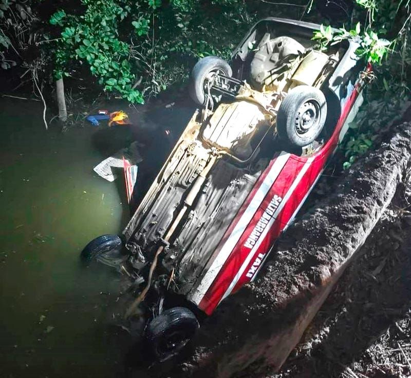 ¡TAXI VOLCÓ, CAYÓ A UN ARROYO Y MURIÓ EL CONDUCTOR!