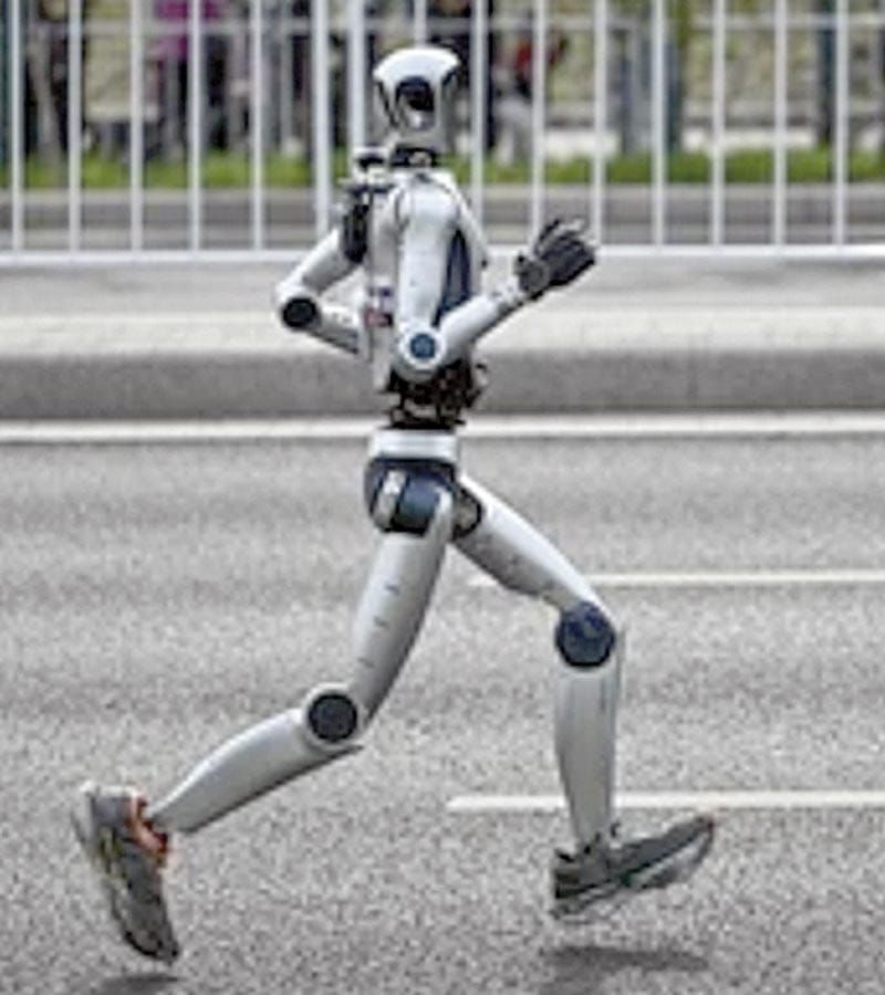 ¡UN ROBOT HUMANOIDE CHINO GANA MEDIO MARATÓN EN PEKÍN!