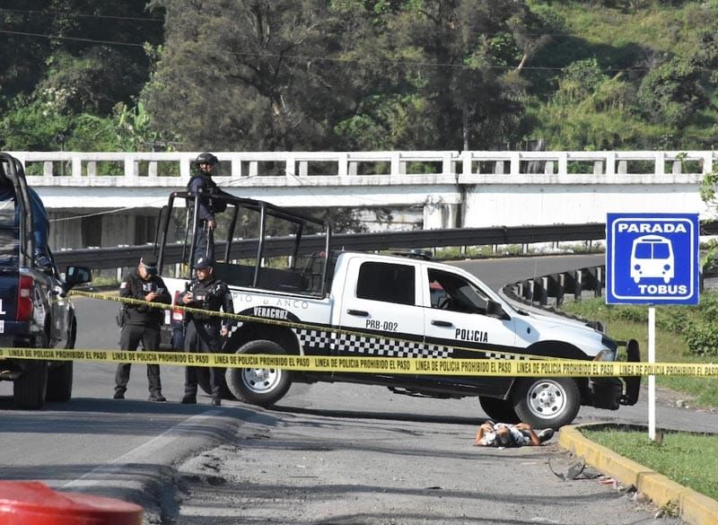 ¡ASESINAN A MUJER Y UN HOMBRE EN LA AUTOPISTA!