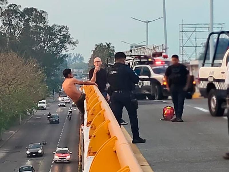 ¡MUCHACHO TRATÓ DE TIRARSE DEL PUENTE MIGUEL ALEMÁN!
