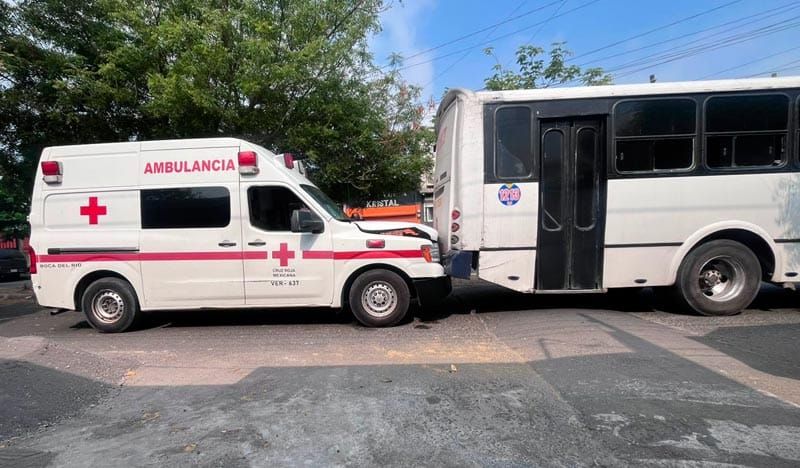 ¡CHOCA AMBULANCIA DE CRUZ ROJA CONTRA CAMIÓN DE PASAJE!