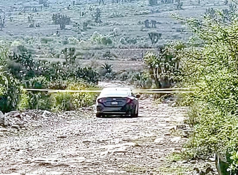 ¡DOS HOMBRES SIN VIDA DENTRO DE UN AUTOMÓVIL!