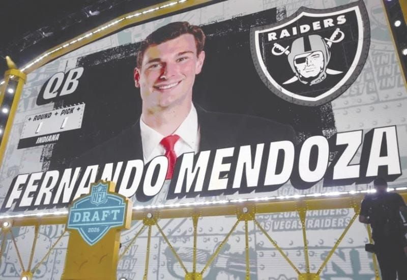 ¡TOMAN RAIDERS A FERNANDO MENDOZA EN EL DRAFF DE LA NFL!