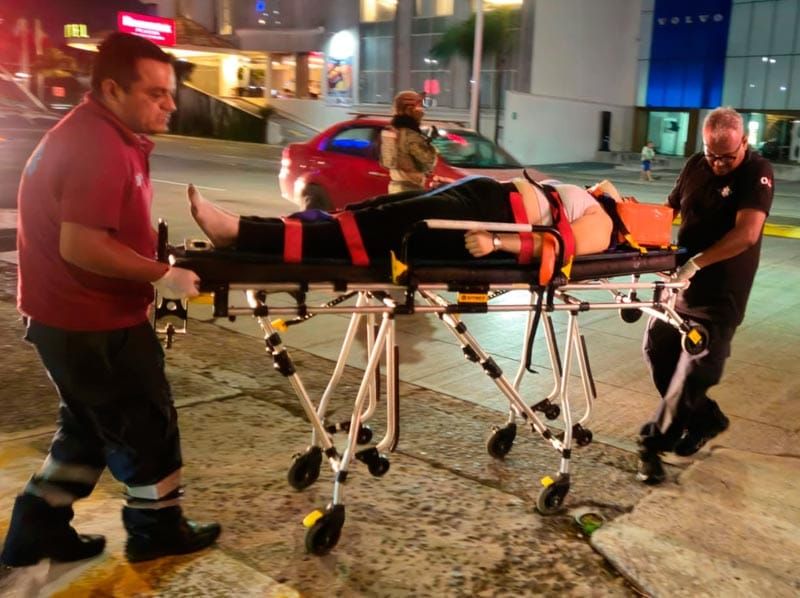 ¡TRABAJADORA CAYÓ DEL TERCER NIVEL EN PLAZA AMÉRICAS!