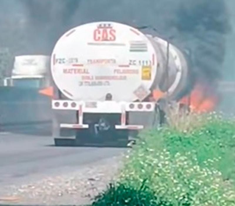 ¡INFIERNO EN LA CARRETERA! - ARDE DOBLE REMOLQUE DE COMBUSTIBLE
