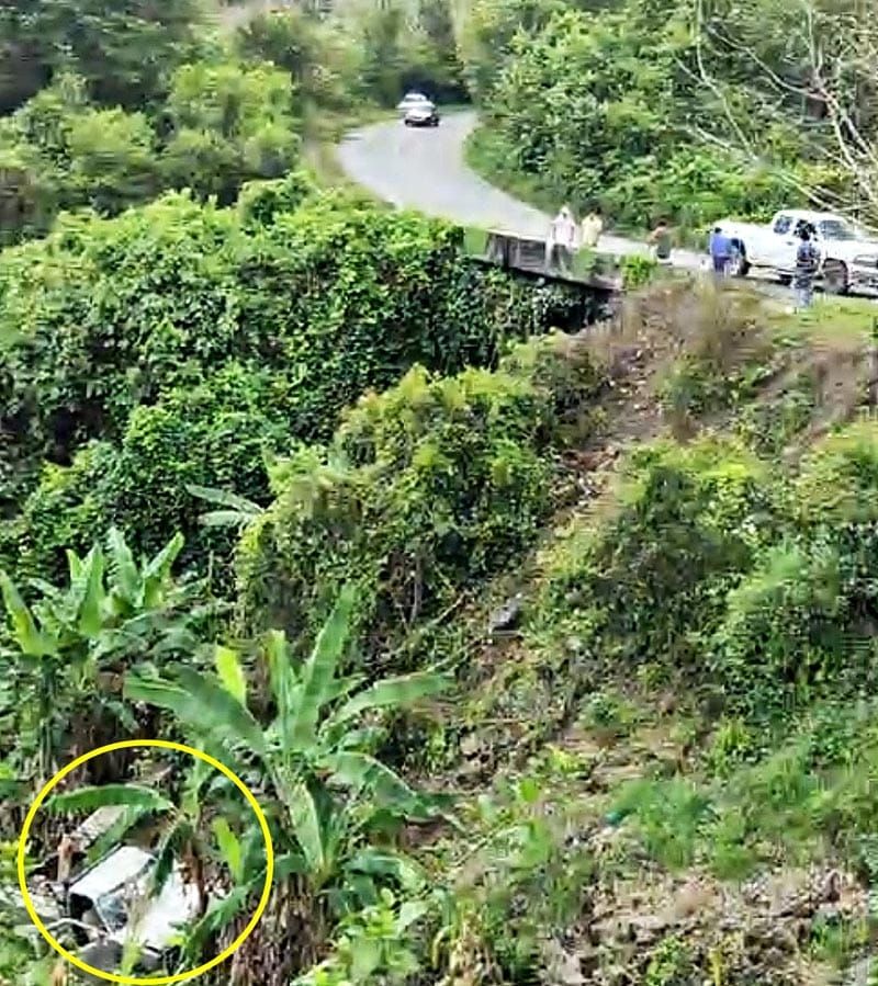 ¡CAE CAMIONETA EN BARRANCO HAY 11 HERIDOS Y 3 ESTÁN GRAVES!