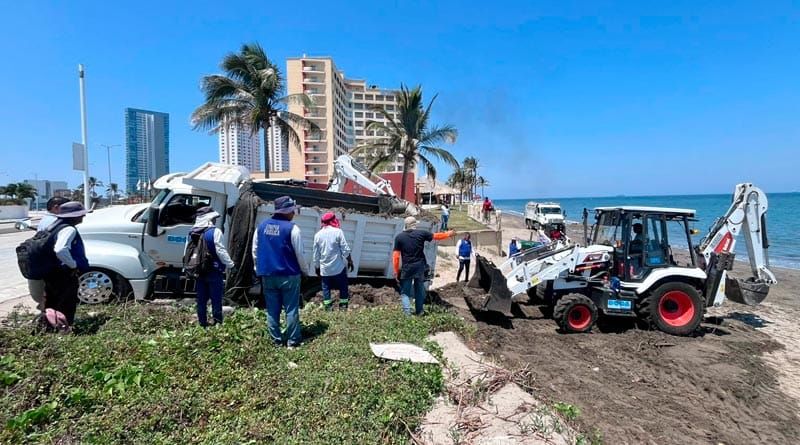 ¡CAMIÓN DE LIMPIA CAE EN SOCAVÓN EN PLAYA PELÍCANOS!