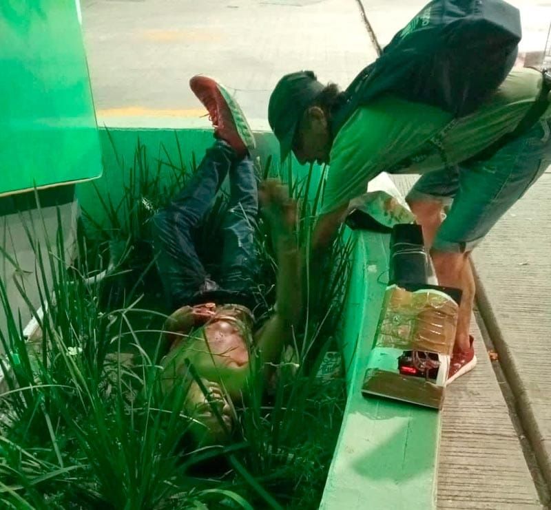 ¡OBRERO LLEGÓ A VISITAR A SU HIJA Y LO APUÑALARON!