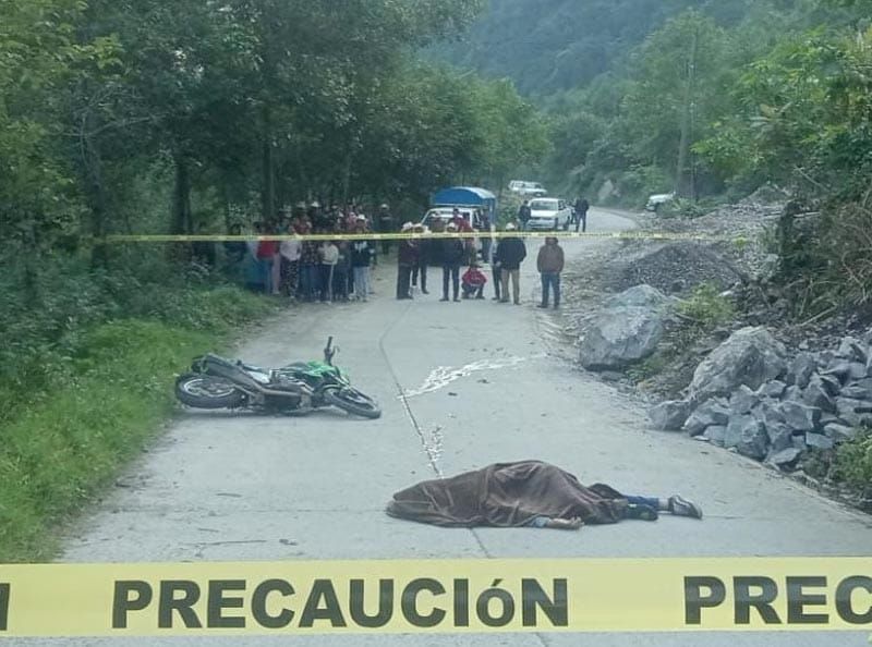 ¡BIKER CHOCA CONTRA ROCA Y PIERDE LA VIDA!