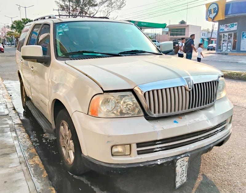 ¡CAMIONETA ATROPELLA A SU DUEÑO Y ABRIÓ BOQUETE A NEGOCIO!