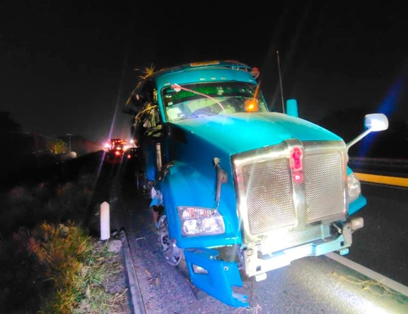 ¡TRAILERO SE QUEDA DORMIDO Y TERMINÓ VOLCADO EN LA ZANJA!
