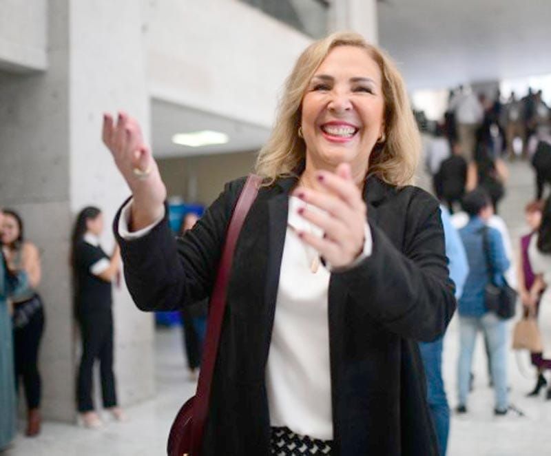 ¡BERTHA PIDE LICENCIA!