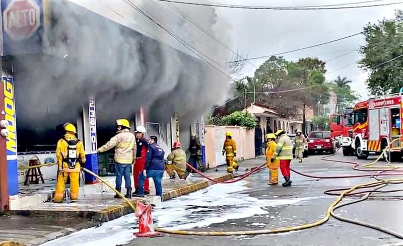 ¡INCENDIO ARRASÓ CON LA FERRETERÍA EN POZA RICA!