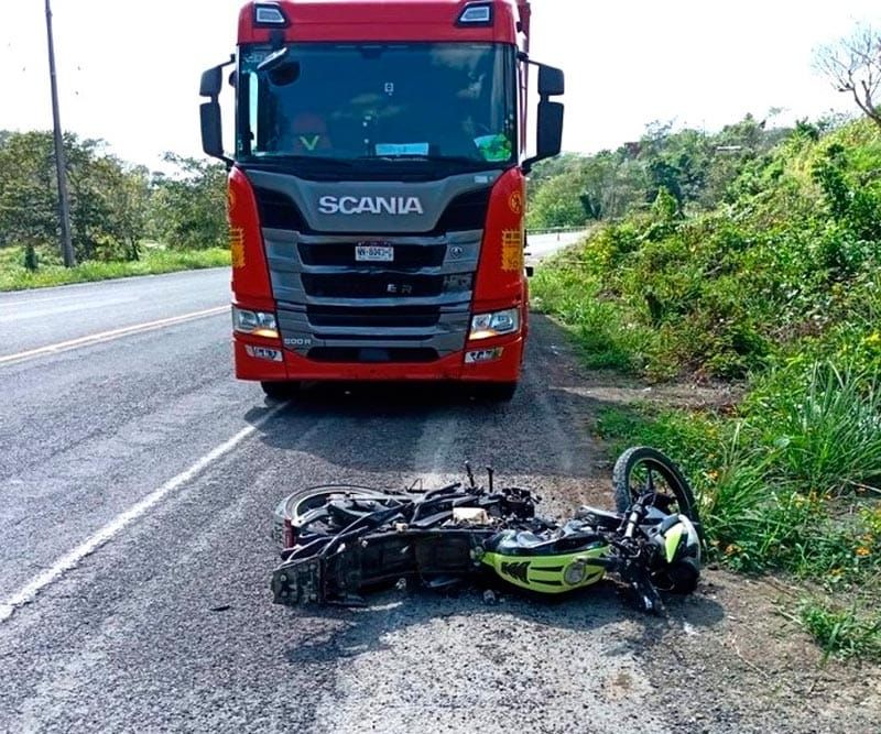 ¡“MONSTRUO” EMBISTIÓ A MOTOCICLISTA Y LO MATÓ!