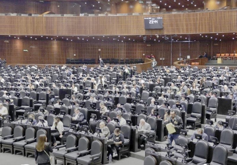 ¡PRESENTAN EXAMEN ASPIRANTES AL INE!